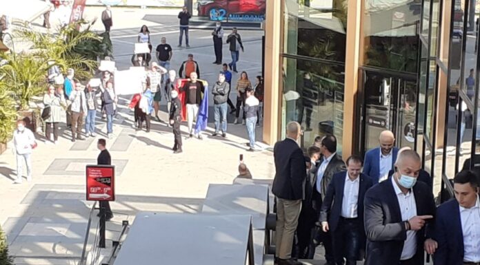 Florin Cîțu, primit cu huiduieli la Iași. „Trădătorii, trădătorii! Ruşine”