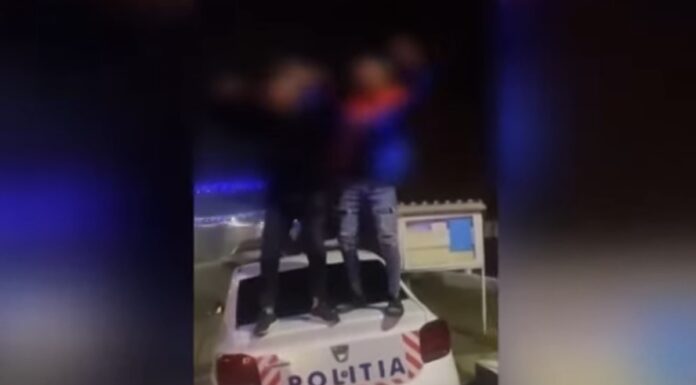 Doi adolescenți filmați dansând pe o mașină de poliție în ritm de manele. Ce făceau agenții în acel moment VIDEO