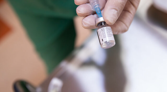 O agenție de turism denunță: `Tinerii care s-au vaccinat anti-Covid repede sunt acum curcanii dintr-o farsă`