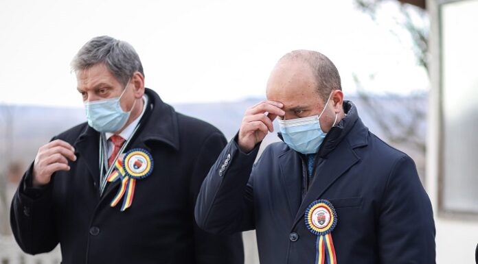 300 de elevi, victimele politicienilor incompetenți. Copiii merg pe jos la școală, primarul se laudă pe facebook