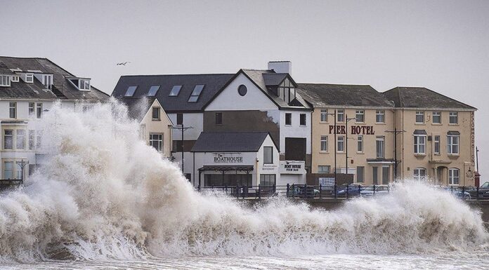 Marea Britanie, în fața celei mai puternice furtuni din ultimii 30 de ani. Oamenii, sfătuiți să nu iasă din case și să „își lege” obiectele din grădini