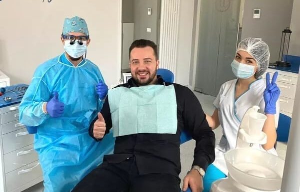 Corupția, brand de afacere la Iași. Un politician pus sub acuzare de DNA a devenit imaginea unei clinici stomatologice