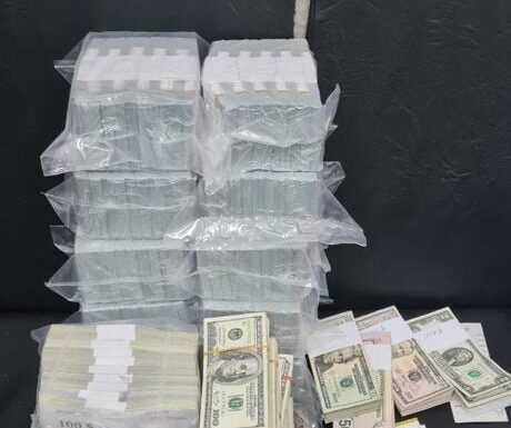 O familie din Ucraina a încercat să intre în România cu peste 1,6 milioane dolari și 50.000 euro nedeclarați