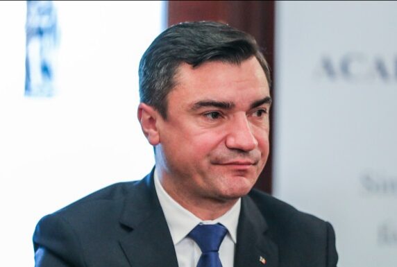 Sfîntul Mare Guru Grig Bivolaru, izvoditorul de pipi, idolul primarului penal Mihai Chirica, urinătorul Iașului