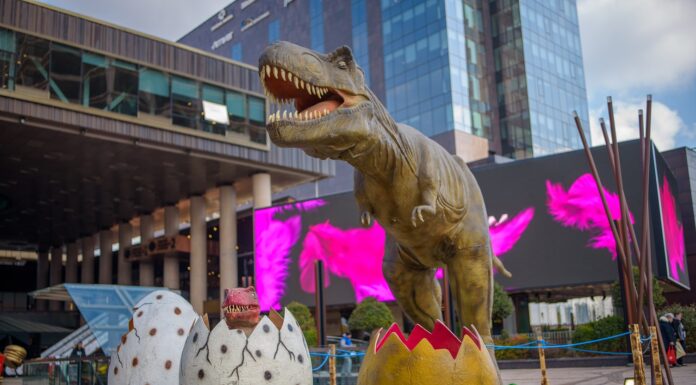 Lumea Dinozaurilor: expoziție cu 26 de dinozauri animatronici de până la 13 metri lungime, la Palas