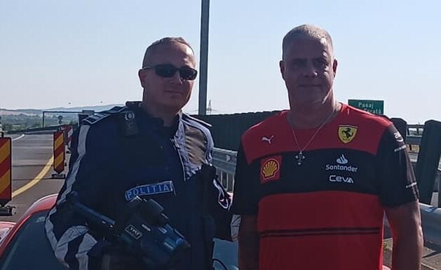 FOTO-VIDEO Șofer cu Ferrari, prins cu 230 km la oră pe autostradă: poliţistul a descoperit un adevărat pilot și a făcut poze cu el