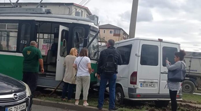 Accident pe Calea Chișinăului. O persoană a rămas încarcerată