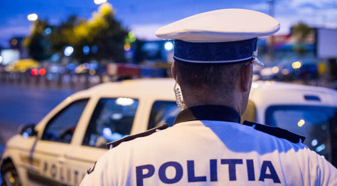 Un elev a fost reținut de poliție: și-a băgat un coleg cu capul în toaletă și l-a pus să meargă în genunchi