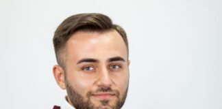 Penibil! Cezar Baciu s-a legat cu lanțuri de scaunul de viceprimar. Fostul „agent vânzări ciorapi” a deschis un nou proces împotriva USR