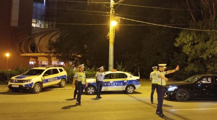 A fugit de polițiști, dar a sfârșit într-un stâlp