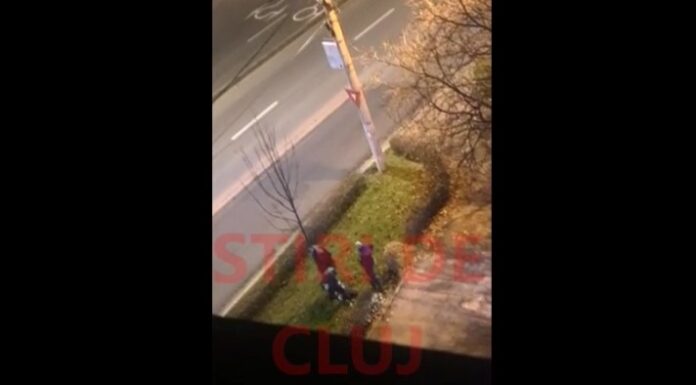 Polițist din Cluj, filmat în timp ce calcă pe cap un bărbat încătușat și culcat la pământ VIDEO