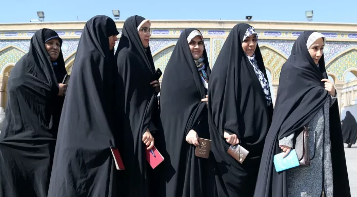 Noi pedepse ireale pentru încălcarea Hijab-ul: Avertisment prin sms și blocarea contului bancar