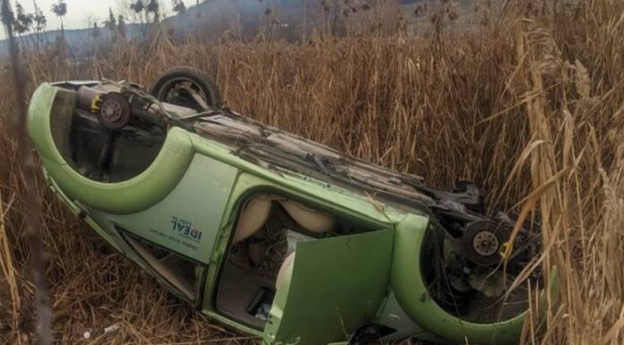 Hoții au furat roțile unei mașini implicate într-un accident înainte să ajungă firma de tractare. „Să te bucuri la un om care putea să moară”