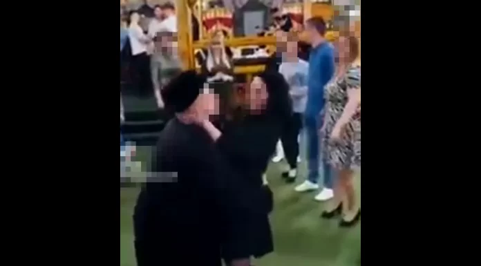 S-a băgat sub fusta femeii! Popa lovește din nou după ce a dat bani la lăutari, îmbrăcat în straie bisericești