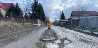 Ieșeni în noroaie! Așa arată o minciună electorală. Chirica îi minte în fiecare an pe locuitorii din Bucium – FOTO, VIDEO