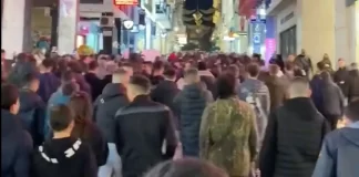 Arestarea i-a făcut pe frații Tate şi mai celebri. Elevii din Marea Britanie, fascinați de ideologiile toxice ale celor doi influenceri: ”Ce culoare are Bugatti-ul tău?”