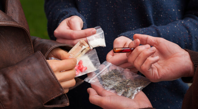 Adolescent de 14 ani prins de polițiști cu un rucsac plin cu droguri