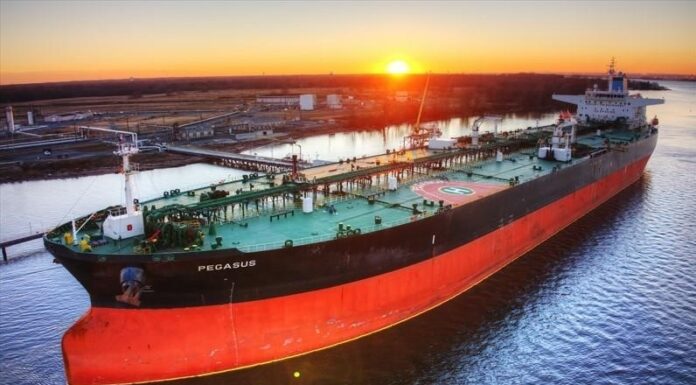 O flotă misterioasă de peste 600 de nave ajută Rusia să transporte petrol în întreaga lume