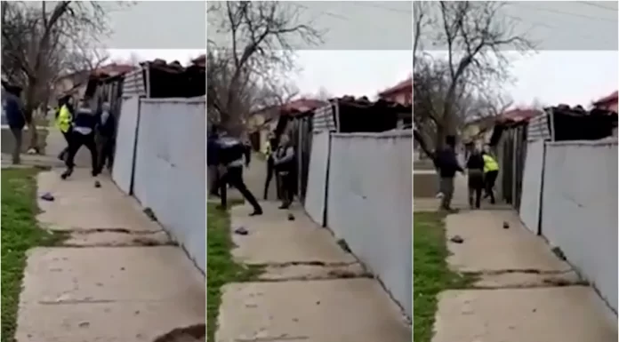 VIDEO Un polițișt și o polițistă, bătuți cu propriul baston de un bărbat de 59 de ani pe care voiau să-l imobilizeze
