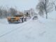 Mai multe drumuri județene din Iași sunt blocate de nămeți. Utilaje și mașini prinse în zăpadă – FOTO
