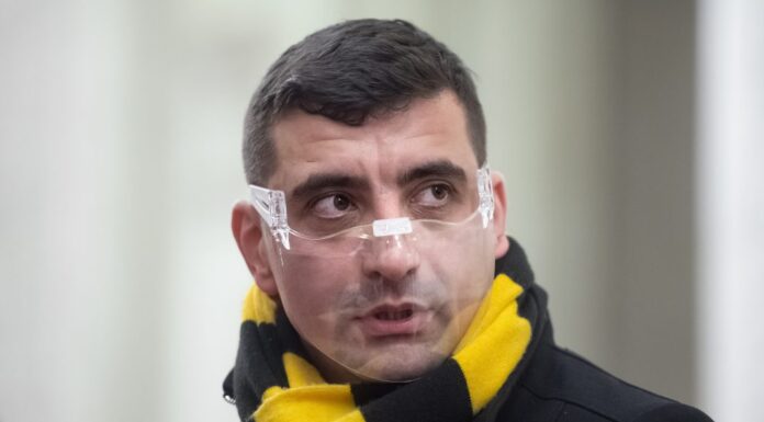 Gigel Simion toarnă-n curte mult beton