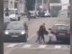 Trei femei s-au rupt în bătaie din cauza unui bărbat: scenele incredibile, chiar în fața secției de poliție