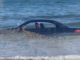Un BMW a fost luat de valuri și purtat în larg, după ce șoferul l-a lăsat pe plajă. „Nu poți parca acolo, amice”