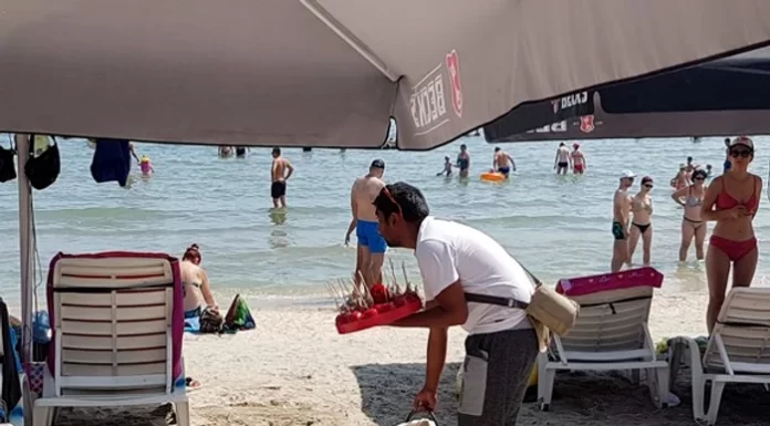 Prețul ireal cu care se vinde un porumb fiert pe litoral. Ce cumpără turiștii la pachet cu un știulete, fără să știe