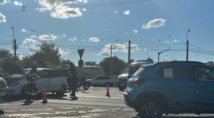 Accident rutier în Podu de Piatră! Un motociclist a fost acroșat de o mașină -FOTO
