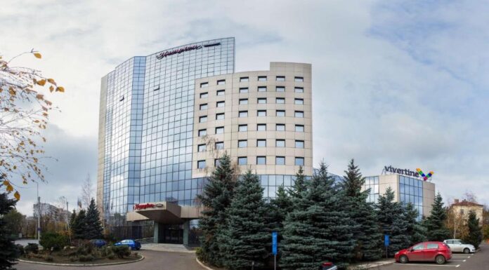 Milionarul de la Hilton a păcălit Primăria. Cheltuieli fictive cu hotelurile de la mare, decontate din asocierea de la World Trade Center Iași