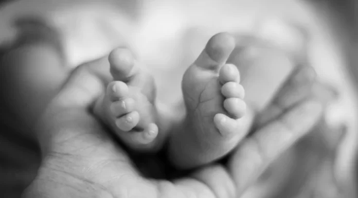 Un bebeluș a fost dezgropat la patru zile de la înmormântare după ce un trecător „l-a auzit plângând”. Cazul a șocat o țară întreagă