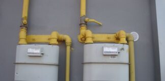 Sute de familii la mâna unor afaceriști fără scrupule. Oamenii sunt obligați să plătească de patru ori mai mult pentru racordul la gaz. Amenzile nu au niciun efect