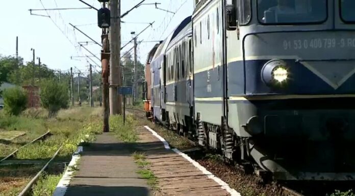 O fată de 15 ani s-a aruncat în fața trenului, în gara Adjud. Tânăra a rămas fără un picior