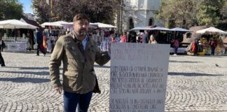 Un om de afaceri protestează în fața Primăriei pentru că așteaptă de 4 ani un banal aviz de la Urbanism: „În 2020 am votat cu PNL și Mihai Chirica” – FOTO