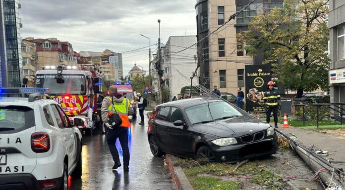 FOTO Accident pe strada Sf. Lazăr. Un BMW a doborât un stâlp