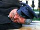 Un poștaș beat turtă a împărțit într-un bar banii din pensiile oamenilor