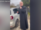VIDEO Un preot a venit beat la înmormântarea unui bebeluș. Părinții au chemat Poliția