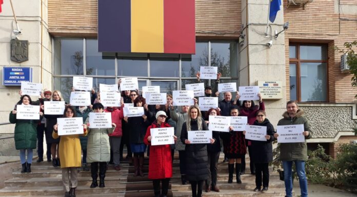 Angajații Direcției de Statistică au protestat în fața Prefecturii! Salariații DJS Iași cer majorarea salariilor – FOTO