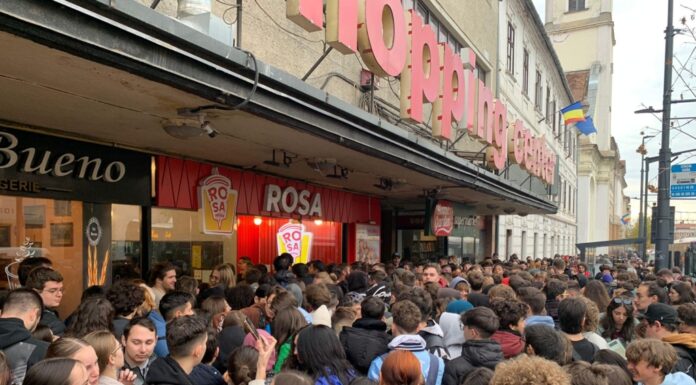 Sute de persoane, la coadă pentru shaorma gratis. Un trotuar a fost blocat pe cel puțin 100 de metri