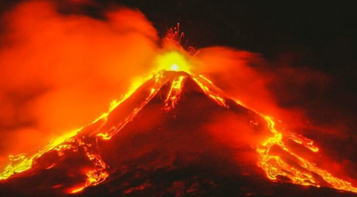 Vulcanul Etna a erupt din nou, luni dimineață
