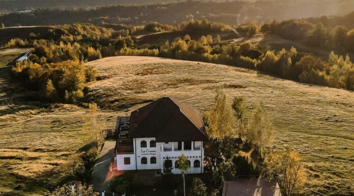Galerie Foto Conac spectaculos, scos la vânzare într-un colț de rai. Costă cât un apartament de lux