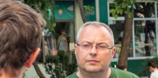 Omul lui Șoșoacă de la Iași. Dragomir Tomașeschi: „extremism înseamnă să moară bolnavii în spitalele unde posturile se obțin prin șpagă. Cât de european ești, când tolerezi astfel de situații?”