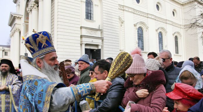 Mii de credincioşi prezenţi la Slujba de Bobotează de la Catedrala Mitropolitană din Iaşi. Cuvântarea ÎPS Teofan adresată mulţimii- GALERIE FOTO