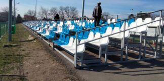 O afacere marca Chirica: tribuna mobilă zace nefolosită. Firma care a montat-o nu a fost plătită la timp și cere bani în plus