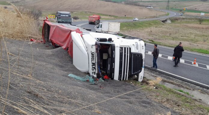 Un TIR încărcat cu cereale s-a răsturnat la Popricani