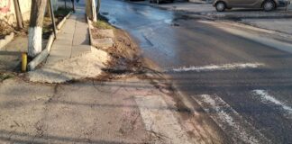 Fecale și ape menajere de la sute de apartamente noi, deversate în stradă! Garda de Mediu face plângere penală, Primăria și ApaVital pasează răspunderea