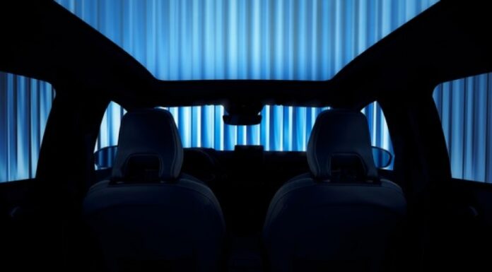 Dacia Duster pusă la pâmânt de un SUV care iese de pe aceeași poartă: Renault a făcut o mișcare greu de înțeles