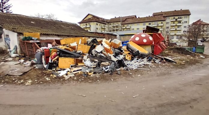 Orașul de sub gunoaie: dosare penale și amenzi de zeci de mii de euro pentru deșeurile abandonate de Primăria Podu Iloaiei