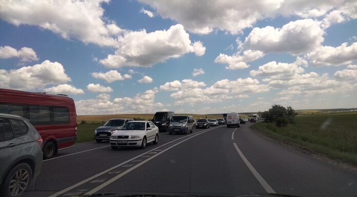 FOTO Coadă infernală de mașini la intrare in Podu Iloaiei