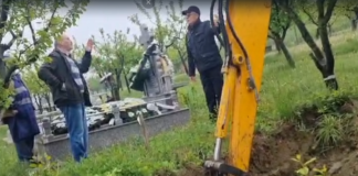 VIDEO – Scandal într-un cimitir din Iași. Preotul a lăsat mortul în afara gropii: „Nu a contribuit cu bani la biserică”